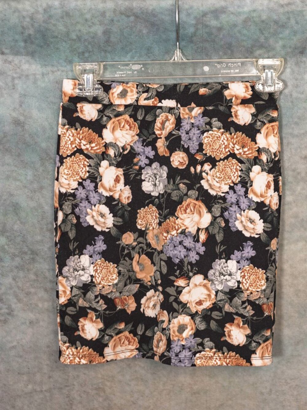 Forever 21 2010s Black and Floral Stretchy Zip Pencil Skirt - Size Small